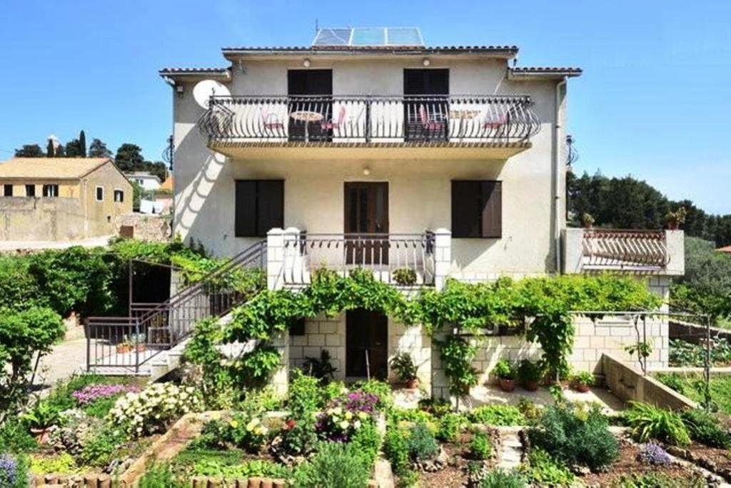 Apartments Vrisnik Jelsa  Exterior foto
